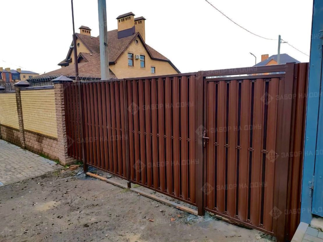 Распашные ворота из евроштакетника  в Пролетарске